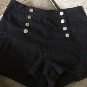 Refuge button up shorts - black Size 4
